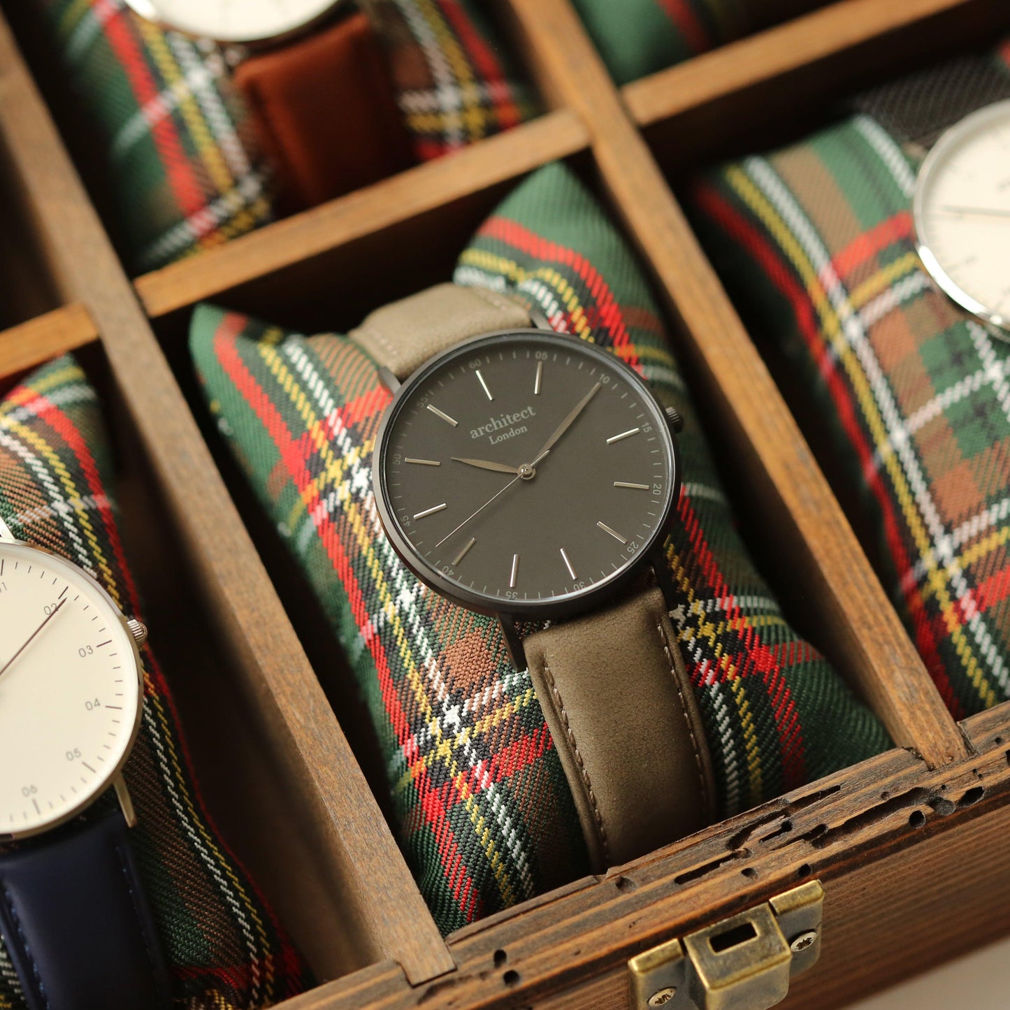 Modern Font Engraving - Men's Minimalist Watch + Urban Grey Strap - MJM OPERATION